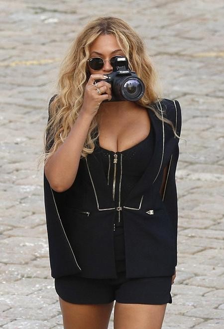 Beyonce khéo khoe ngực đầy trong trang phục phá cách - ảnh 3