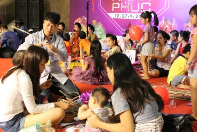 Thúy Hằng và con gái dự cuộc thi làm đèn lồng tại Tràng Tiền Plaza - ảnh 2