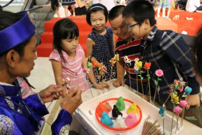 Thúy Hằng và con gái dự cuộc thi làm đèn lồng tại Tràng Tiền Plaza - ảnh 4