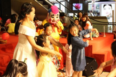 Thúy Hằng và con gái dự cuộc thi làm đèn lồng tại Tràng Tiền Plaza - ảnh 3