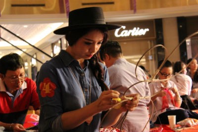 Thúy Hằng và con gái dự cuộc thi làm đèn lồng tại Tràng Tiền Plaza - ảnh 1