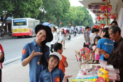 Thúy Hằng và con gái dự cuộc thi làm đèn lồng tại Tràng Tiền Plaza - ảnh 8