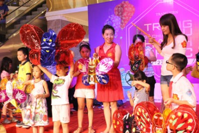 Thúy Hằng và con gái dự cuộc thi làm đèn lồng tại Tràng Tiền Plaza - ảnh 6