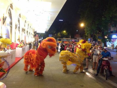 Thúy Hằng và con gái dự cuộc thi làm đèn lồng tại Tràng Tiền Plaza - ảnh 9