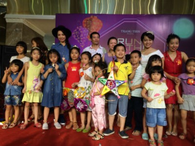 Thúy Hằng và con gái dự cuộc thi làm đèn lồng tại Tràng Tiền Plaza - ảnh 7