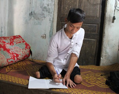 Gặp lại “cậu bé đi học bằng tay” - ảnh 4