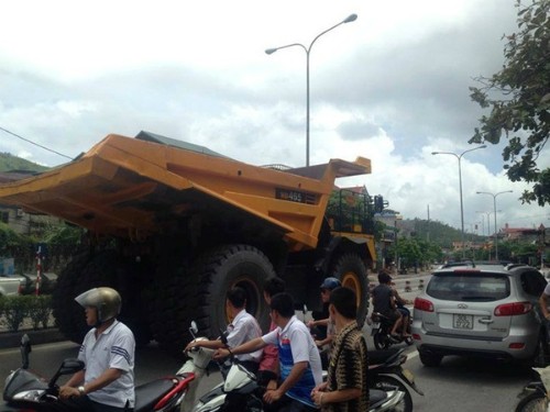 Siêu xe chục tỷ cao như nhà hai tầng trên đường Quảng Ninh - ảnh 1