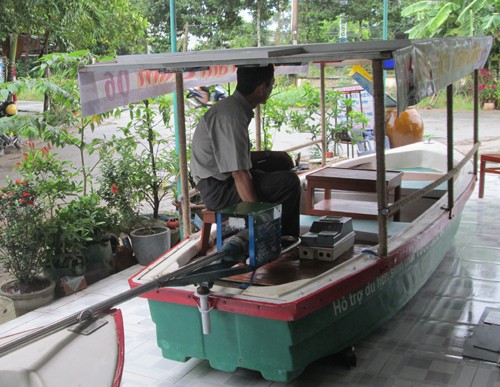 Bốn 'lão khùng' chế thuyền du lịch năng lượng mặt trời - ảnh 2