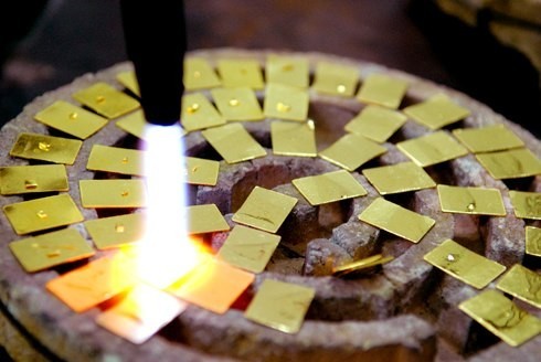 Tiết lộ quy trình tạo vàng giả - ảnh 1