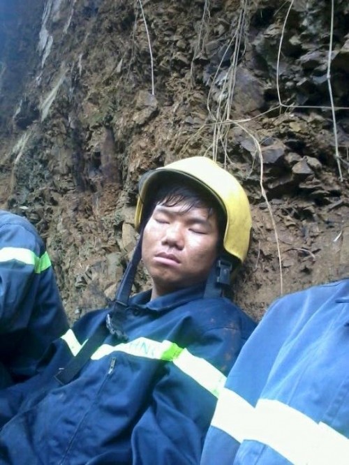 Xúc động ảnh chiến sĩ cứu hộ vụ sập hầm than ở Hòa Bình - ảnh 1