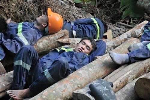 Xúc động ảnh chiến sĩ cứu hộ vụ sập hầm than ở Hòa Bình - ảnh 3