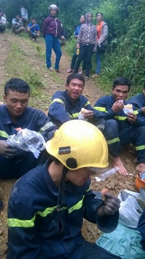 Xúc động ảnh chiến sĩ cứu hộ vụ sập hầm than ở Hòa Bình - ảnh 5