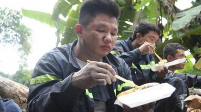 Xúc động ảnh chiến sĩ cứu hộ vụ sập hầm than ở Hòa Bình - ảnh 7