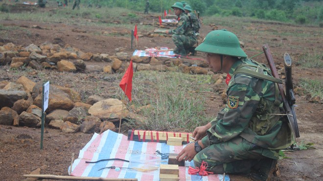 Xem lính mới nã súng, quăng lựu đạn - ảnh 1