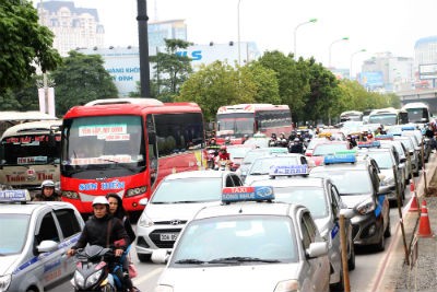 Hàng vạn người rời Thủ đô về quê nghỉ Tết Dương lịch - ảnh 9