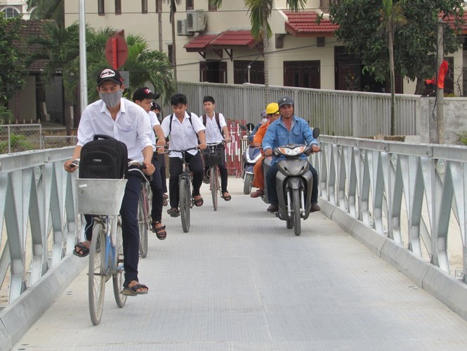 Cầu Cẩm Kim nối 'ốc đảo' nghèo với phố Hội - ảnh 8