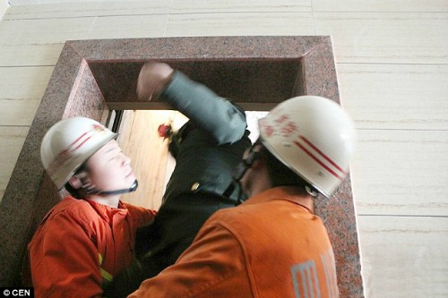 Uyên ương méo mặt vì đám rước dâu bị kẹt thang máy - ảnh 1