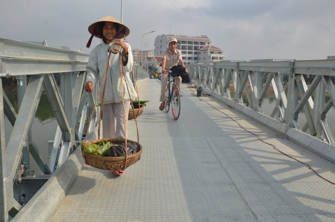 Cầu Cẩm Kim nối 'ốc đảo' nghèo với phố Hội - ảnh 2