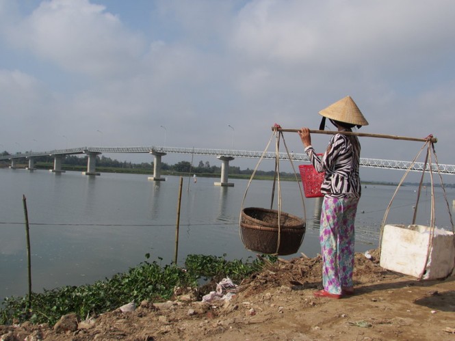 Cầu Cẩm Kim nối 'ốc đảo' nghèo với phố Hội - ảnh 3