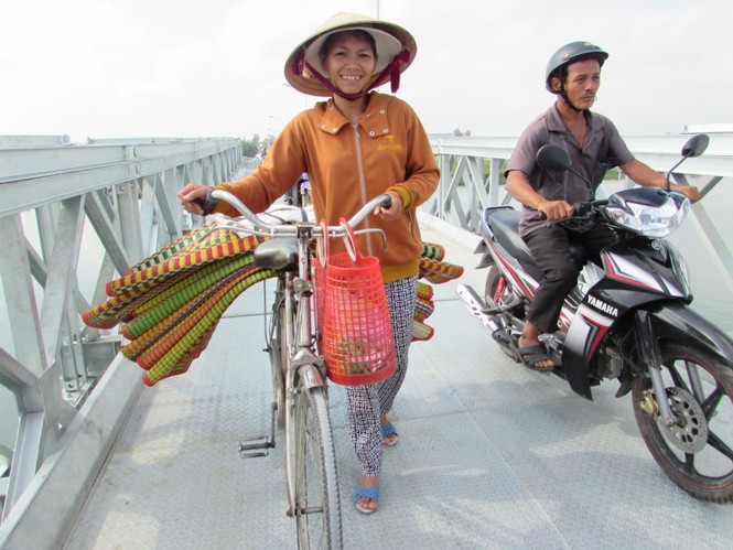 Cầu Cẩm Kim nối 'ốc đảo' nghèo với phố Hội - ảnh 4