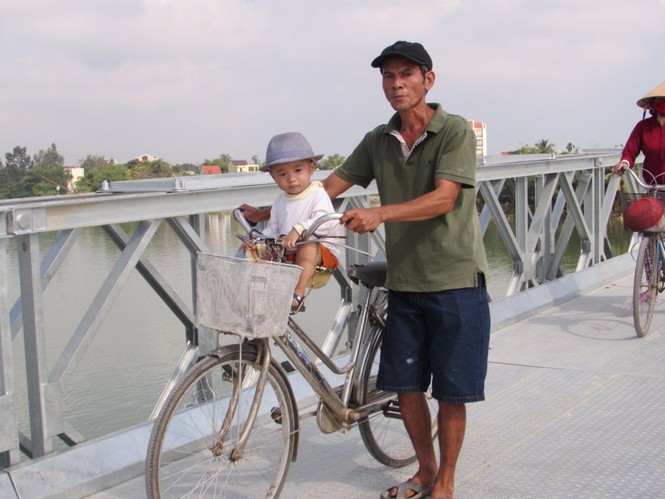 Cầu Cẩm Kim nối 'ốc đảo' nghèo với phố Hội - ảnh 5