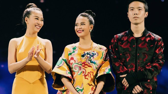 Hoàng Thùy Linh diện áo yếm múa quạt - ảnh 1