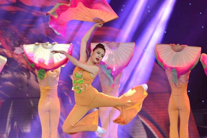 Hoàng Thùy Linh diện áo yếm múa quạt - ảnh 5