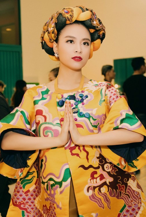 Hoàng Thùy Linh diện áo yếm múa quạt - ảnh 6