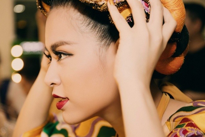 Hoàng Thùy Linh diện áo yếm múa quạt - ảnh 7