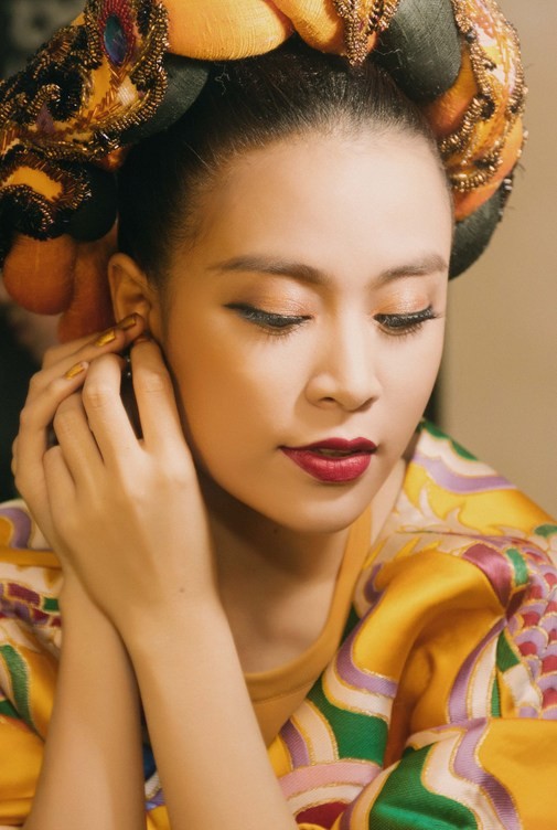 Hoàng Thùy Linh diện áo yếm múa quạt - ảnh 8