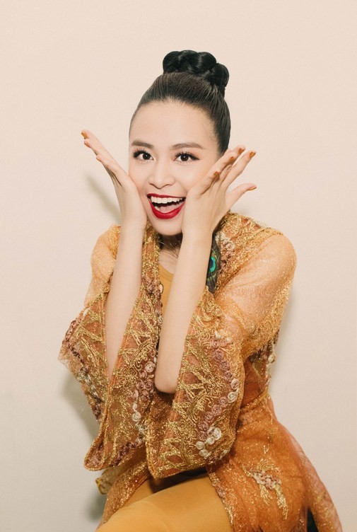 Hoàng Thùy Linh diện áo yếm múa quạt - ảnh 9