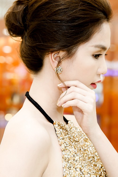 Ngọc Trinh diện váy yếm sánh vai ảo thuật gia - ảnh 1