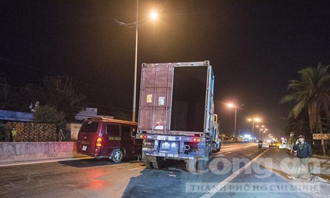 Xe container ép ô tô vào dải phân cách, hai người trọng thương - ảnh 1