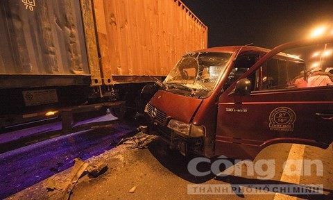 Xe container ép ô tô vào dải phân cách, hai người trọng thương - ảnh 2