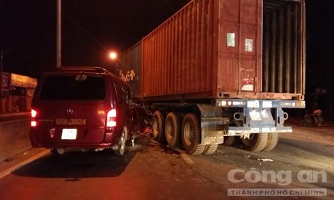 Xe container ép ô tô vào dải phân cách, hai người trọng thương - ảnh 3