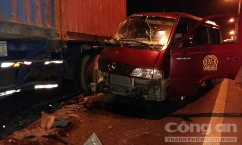 Xe container ép ô tô vào dải phân cách, hai người trọng thương - ảnh 4