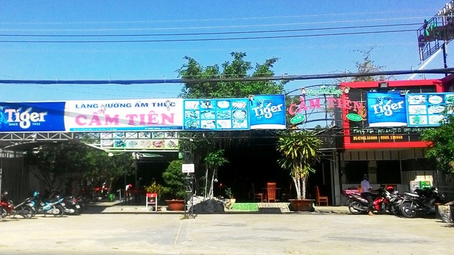 Xông vào quán đánh người cướp tài sản - ảnh 1