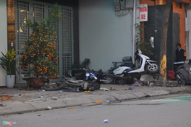 Camry gãy bánh, nát đầu sau khi tông 3 người tử vong - ảnh 2