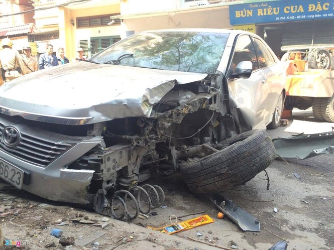 Camry gãy bánh, nát đầu sau khi tông 3 người tử vong - ảnh 4