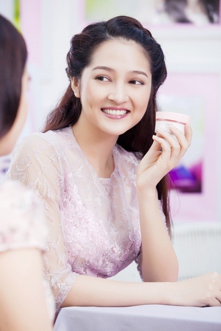 Những “má lúm đồng tiền” đắt giá của showbiz Việt - ảnh 13
