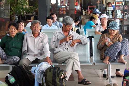 Hàng trăm người trả vé tàu lửa vì cầu Ghềnh sập - ảnh 1