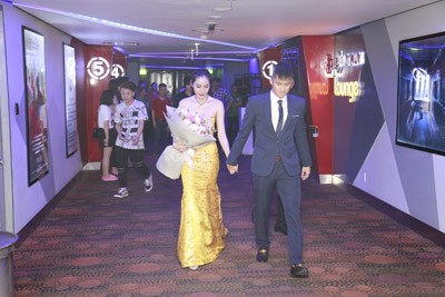 Công Vinh ủng hộ vợ trong đêm ra mắt phim đầu tay - ảnh 1