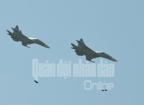 Mục kích 'hổ mang chúa' Su-30 diễn tập tiêu diệt mục tiêu - ảnh 7