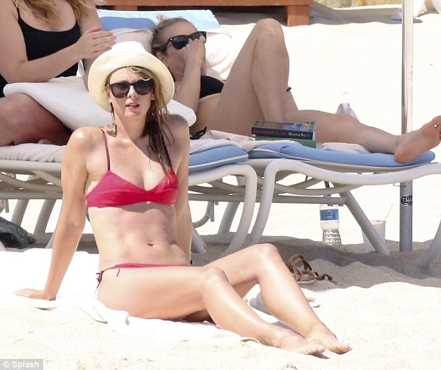 Maria Sharapova bốc lửa với áo tắm hai mảnh - ảnh 4