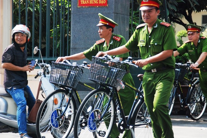 TPHCM: Cảnh sát khu vực đi làm bằng xe đạp - ảnh 13