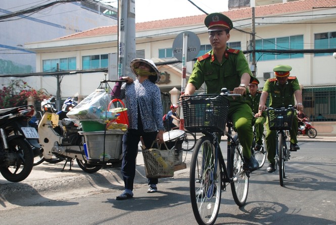 TPHCM: Cảnh sát khu vực đi làm bằng xe đạp - ảnh 6