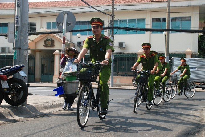TPHCM: Cảnh sát khu vực đi làm bằng xe đạp - ảnh 9