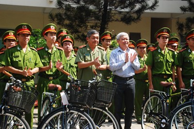 TPHCM: Cảnh sát khu vực đi làm bằng xe đạp - ảnh 11