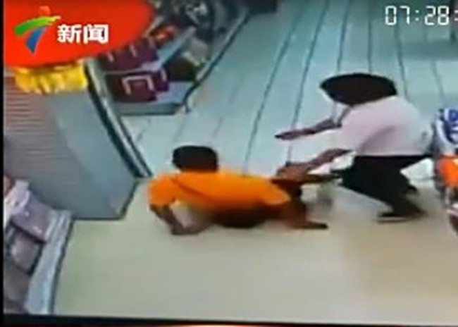 Bố bất ngờ ngã ngồi lên người khiến con trai tử vong tại chỗ - ảnh 1