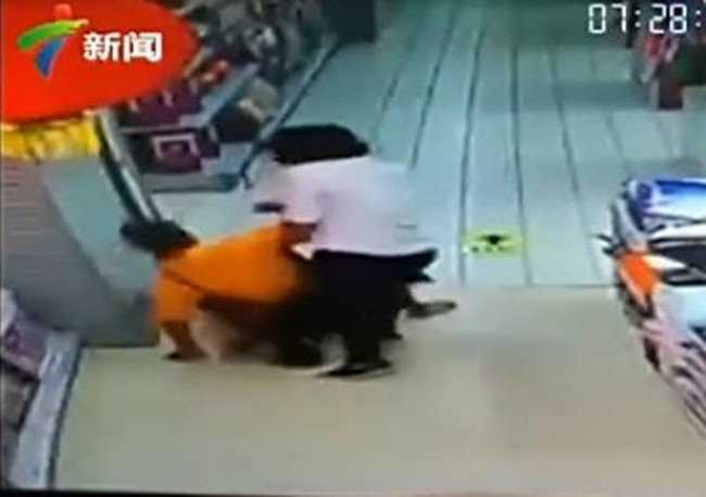 Bố bất ngờ ngã ngồi lên người khiến con trai tử vong tại chỗ - ảnh 2